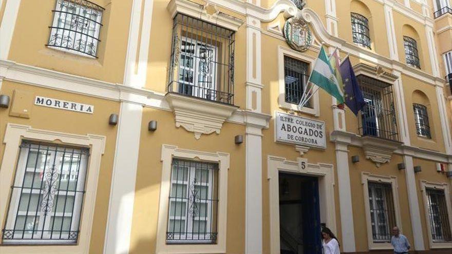 Salvan la vida de una persona en un bar con el desfibrilador del Colegio de la Abogacía