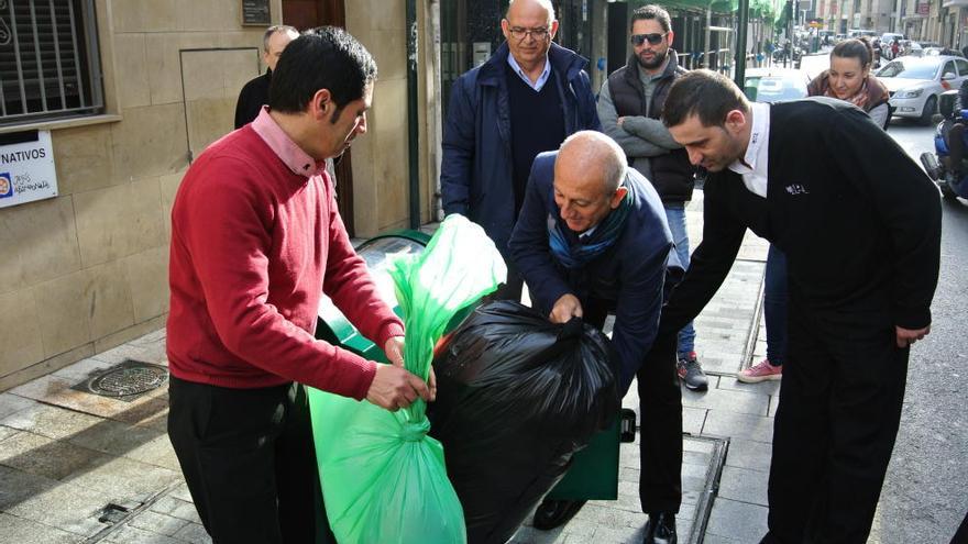 Una llave magnética para tirar la basura en la plaza de las Flores