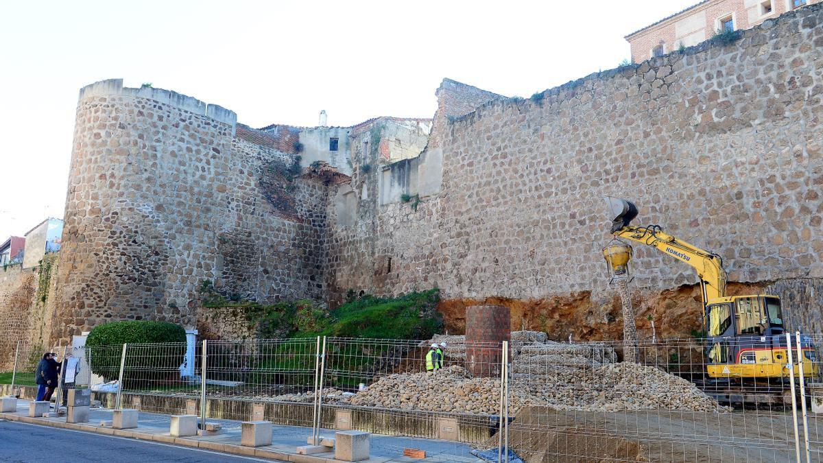 Una imagen de las obras en la muralla de Plasencia.