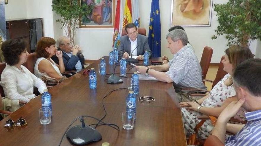 Caballero, reunido ayer con profesionales del laboratorio.