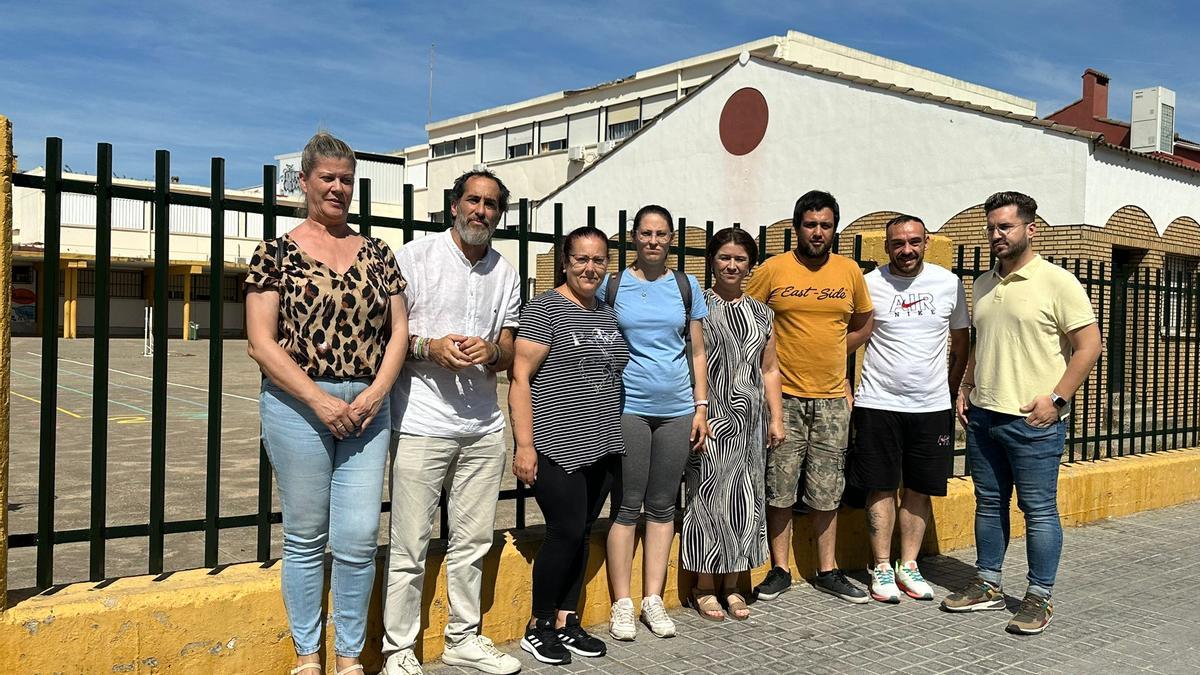 Miembros de la candidatura de Hacemos Córdoba con el AMPA del colegio Obispo Osio.