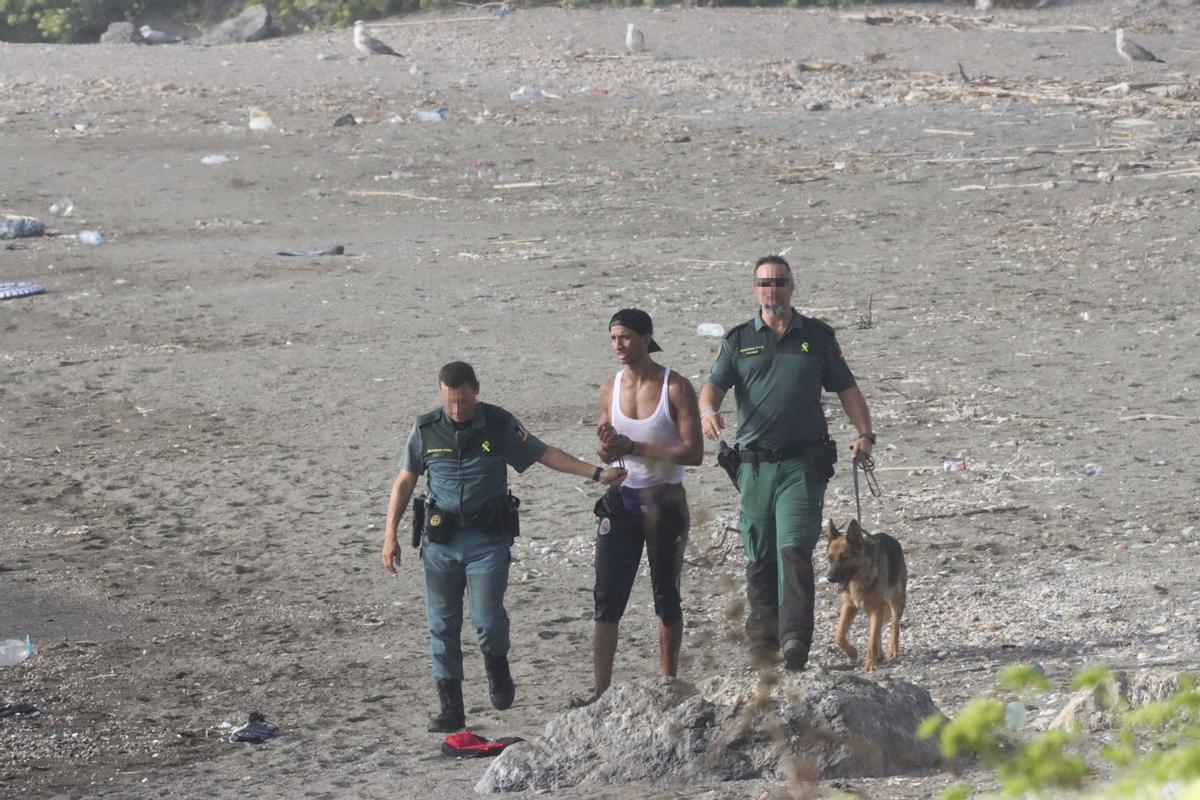 CEUTA, 27/08/2024.- La Guardia Civil detiene a un marroquí que ha llegado a nado a la playa del Tarajal, en Ceuta, ahttps://bcube-to-quay.prensaiberica.es/?siteid=11#provechando la densa niebla.