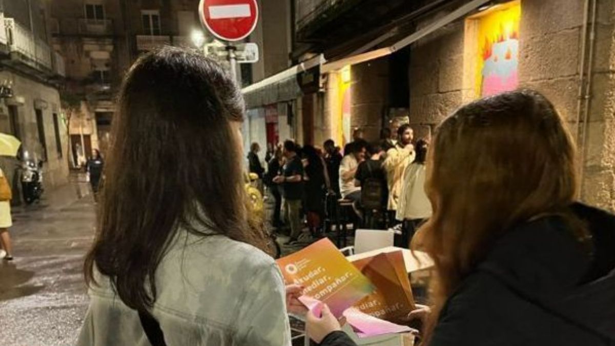 Voluntarios patrullan la zona de Churruca para evitar agresiones al colectivo LTGBI de fiesta.