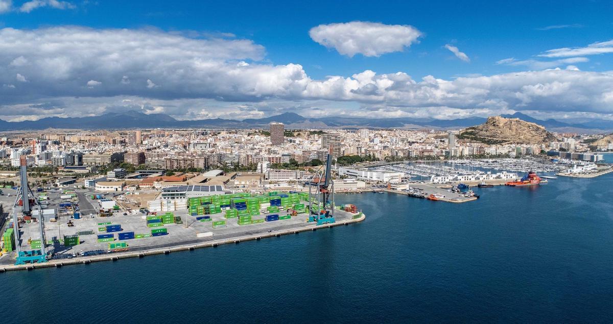 Vista general del Puerto de Alicante, con una terminal de mercancías en primer término.