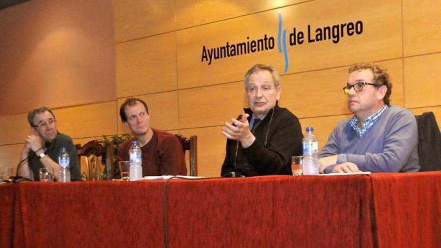 Por la izquierda, Francisco Villar, Jesús Sánchez, Xavier Vidal-Folch y Mario Antuña, durante la conferencia.