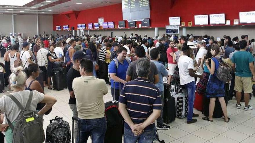 Colas en el aeropuerto de La Habana.