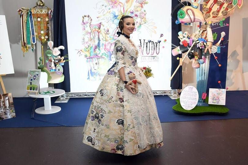 Nuria Blasco incorpora el color crudo al muestrario de la tela en las Fallas 2024