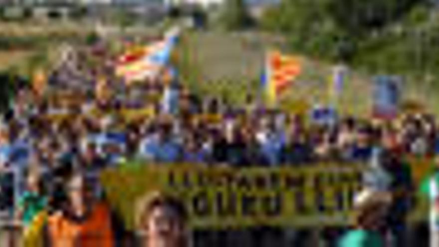 Més de 500 persones exigeixen la llibertat dels presos davant la presó de Figueres