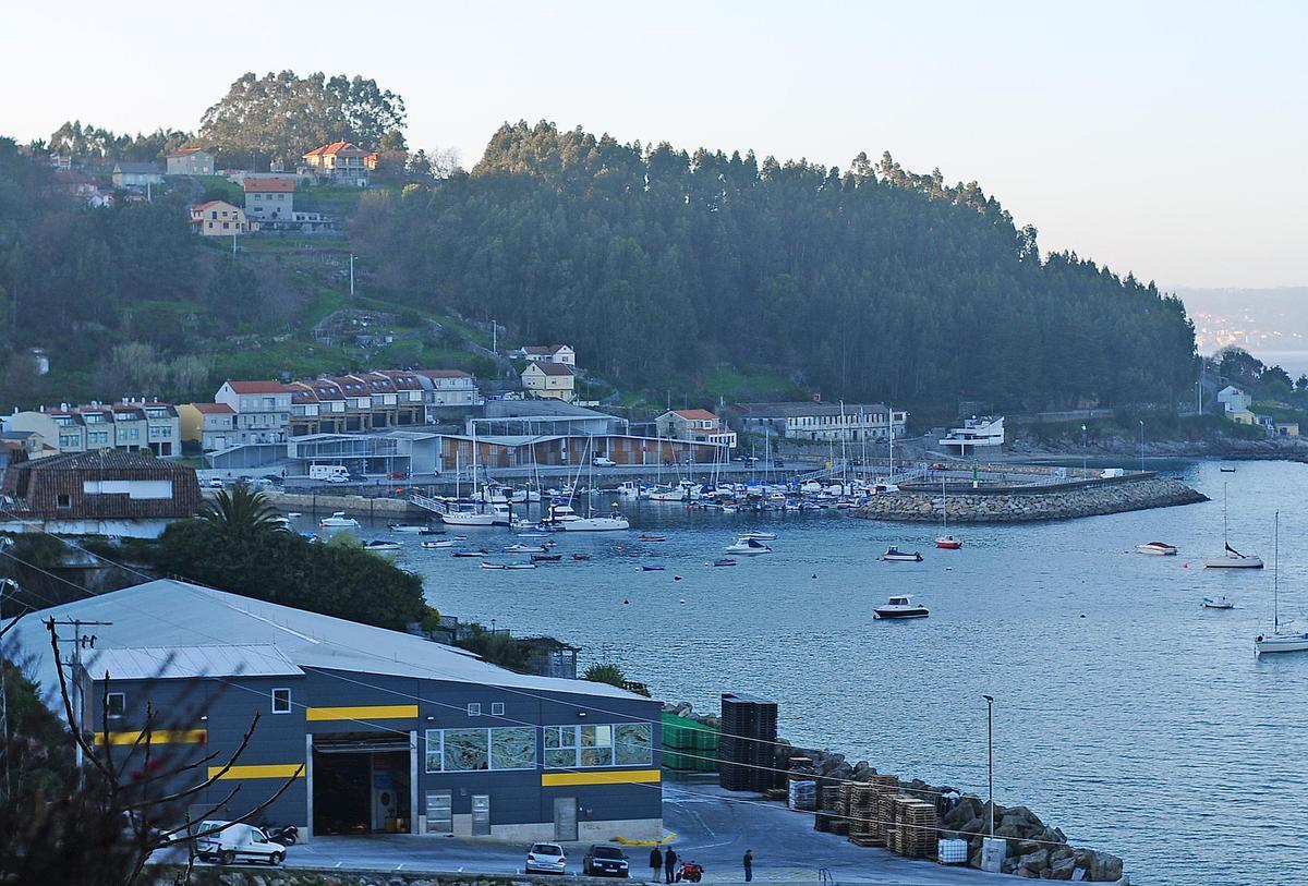 Una vista del puerto de Beluso, con el dique y el espigón.