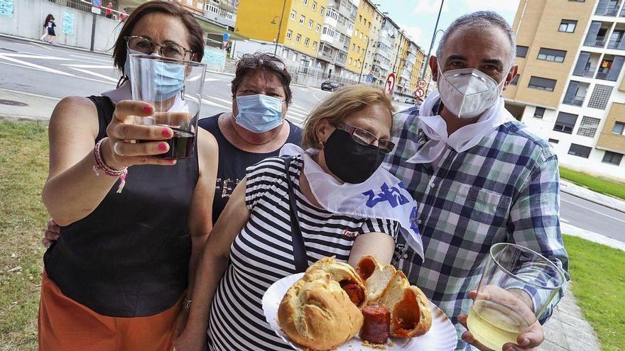 Por la izquierda, Eva Pascual, Covadonga Gutiérrez, Ana Suárez y Manolo Miranda presentan el bollo preñao y el vino.