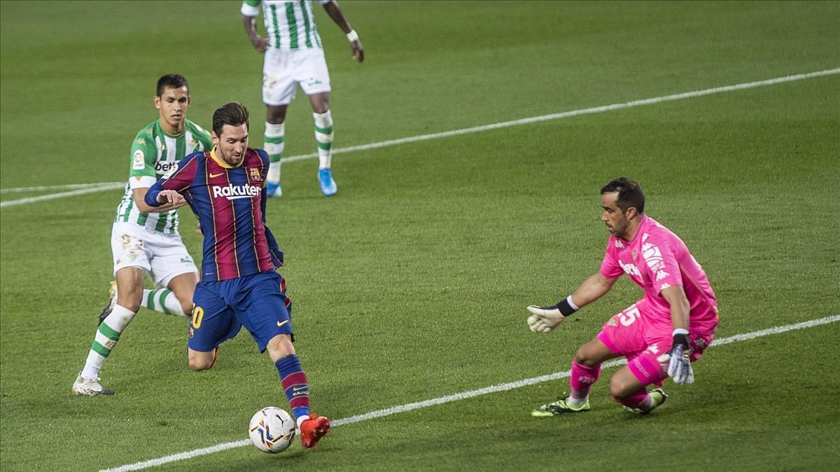 Messi regatea a Claudio Bravo durante el Barça-Betis.