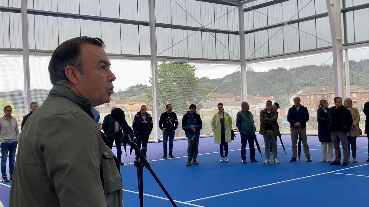 El alcalde, José Luis Trabanco, durante su intervención en el acto, en presencia de asistentes, responsables del área de Deportes y miembros de la Corporación.