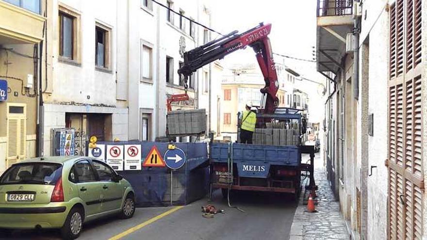 Un camión grúa, supuestamente contratado por la UTE Teatre Principal, procede a retirar tochos de la zona de obras.