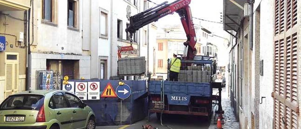 Un camión grúa, supuestamente contratado por la UTE Teatre Principal, procede a retirar tochos de la zona de obras.