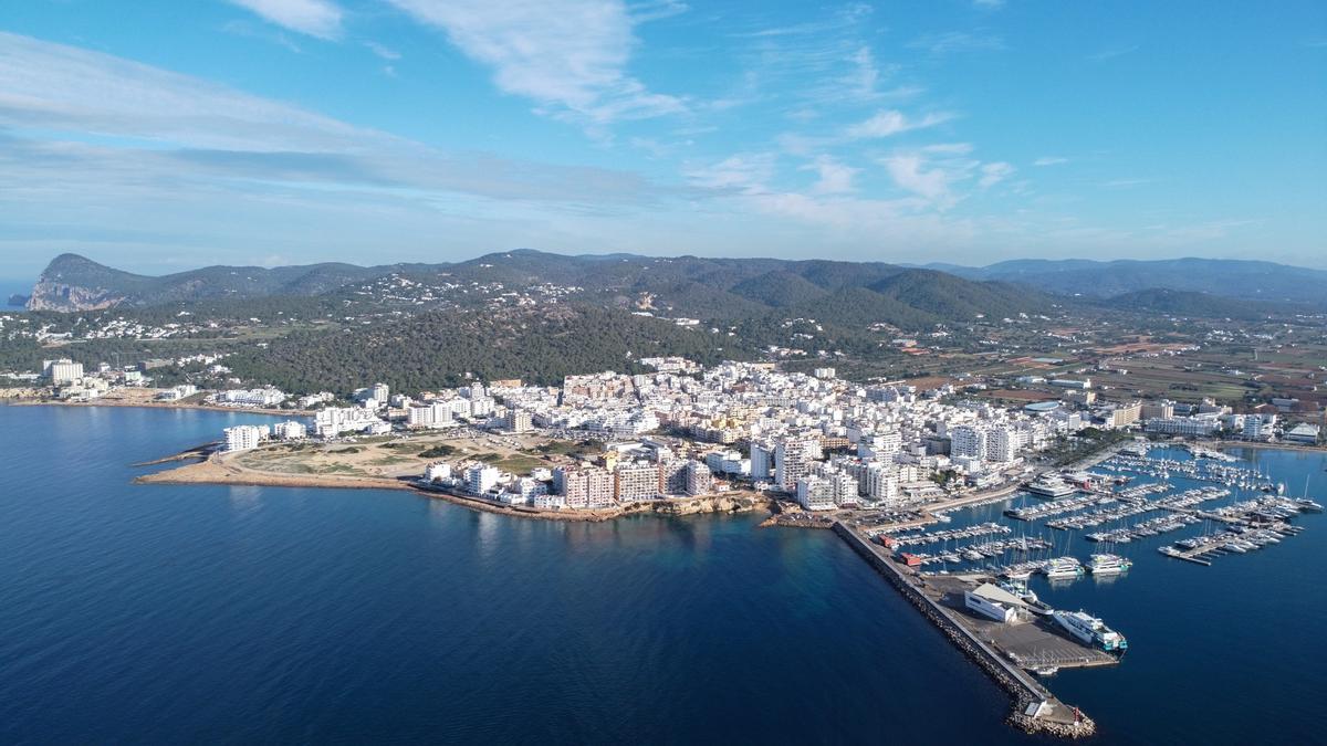 Vista aérea del casco urbano de Sant Antoni, un gran balcón al mar