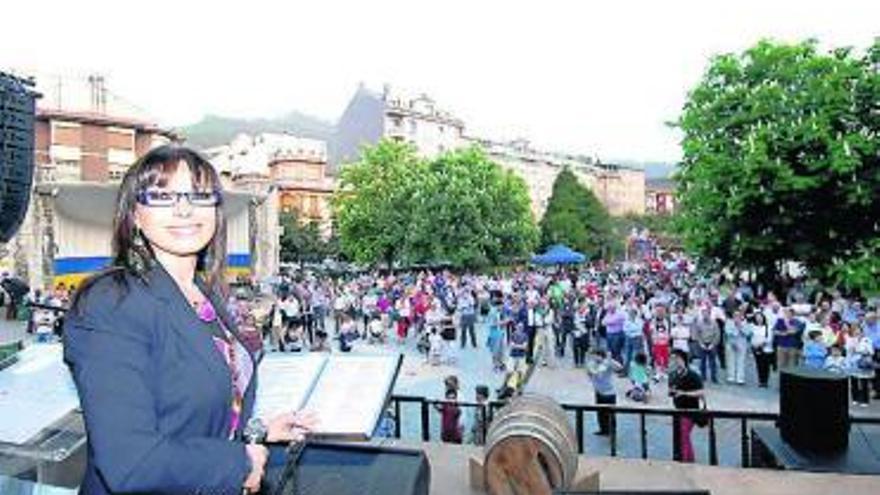 Responsables municipales e invitados brindan tras la apertura de la pipas de sidra en el parque Jovellanos de Mieres.