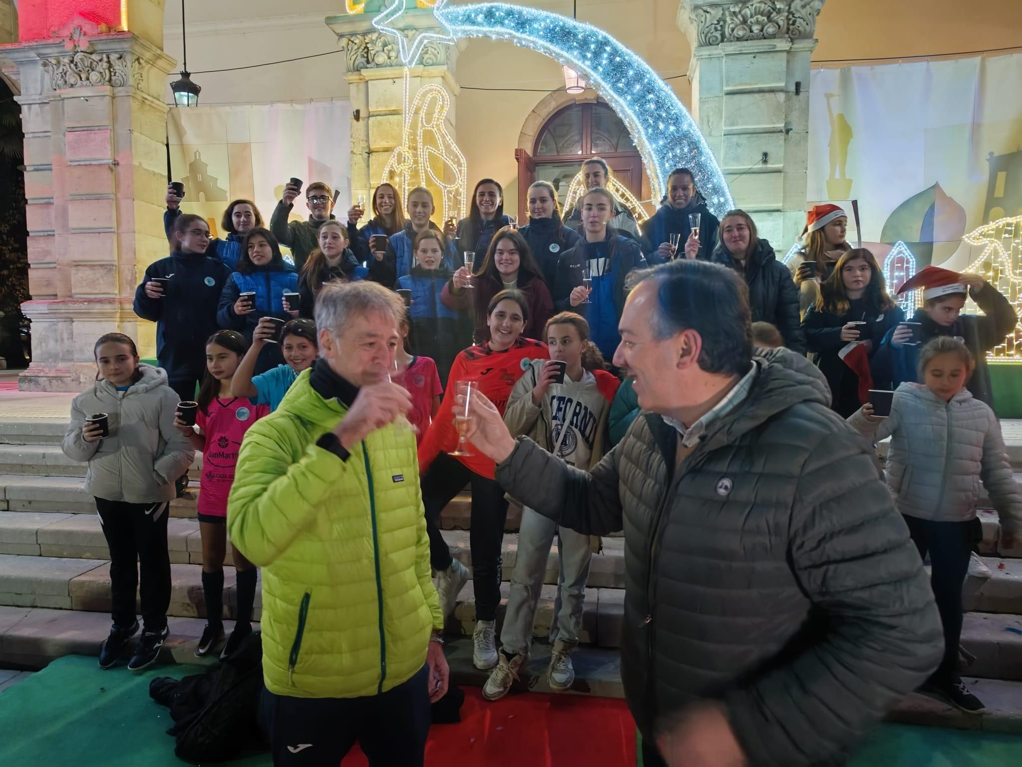 Villaviciosa 'descorcha' la Navidad con un brindis multitudinario