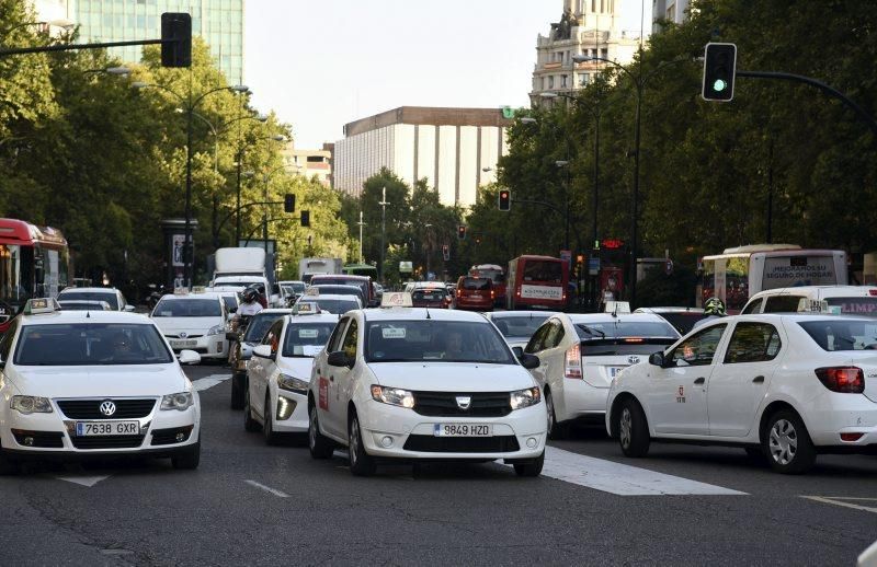 Las mejor imágenes de la jornada de movilización del taxi en Zaragoza