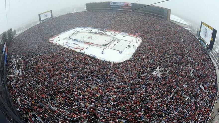 Récord de más de 105.000 personas en un partido de hockey sobre hielo en Míchigan