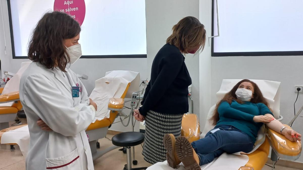 La consellera Patricia Gómez departe con una donante durante su visita al Banc de Sang.