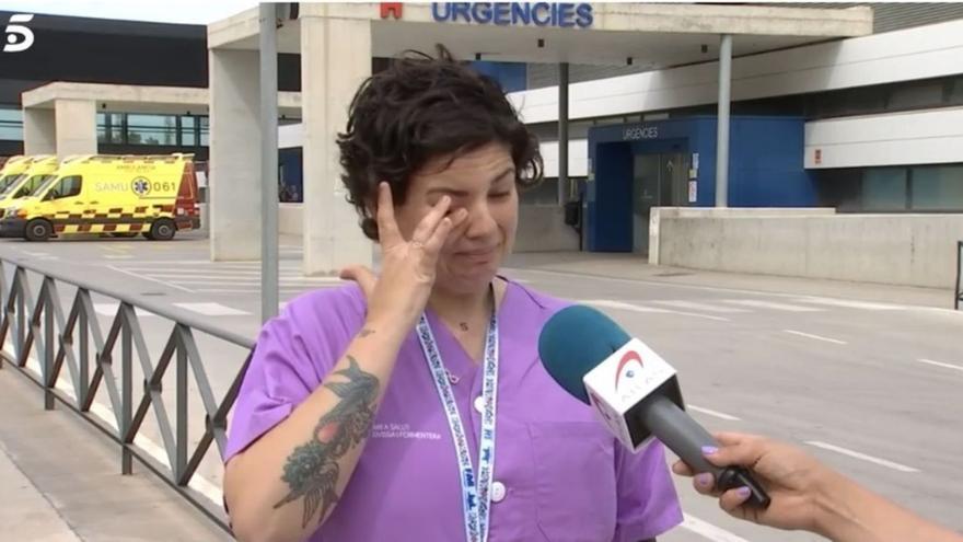 Sonia, enfermera de Eivissa, llora a las puertas del servicio de Urgencias de Can Misses en el que trabaja.