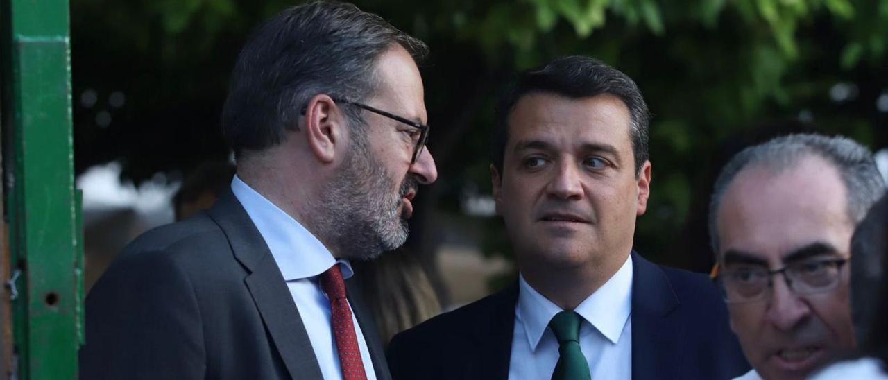 El presidente del PP de Córdoba, Adolfo Molina, habla con el alcalde en funciones, José María Bellido.