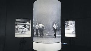 Un detalle de la oscura escenografía de la exposición ’La ferida d’Hipercor’.