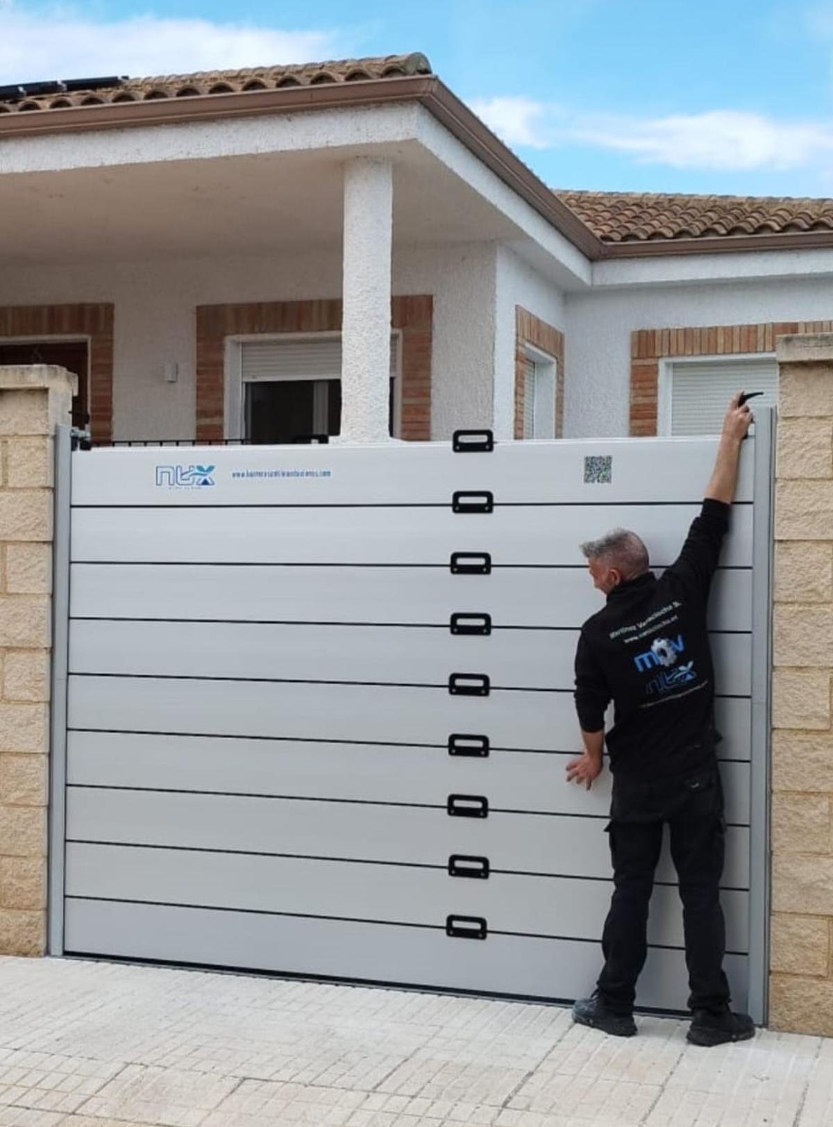 Instalación de una barrera de dos metros de altura en un garaje.