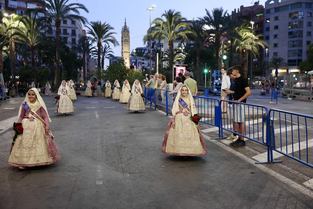 Primera sesión de la Ofrenda en las Hogueras de Alicante con mucha presencia fallera