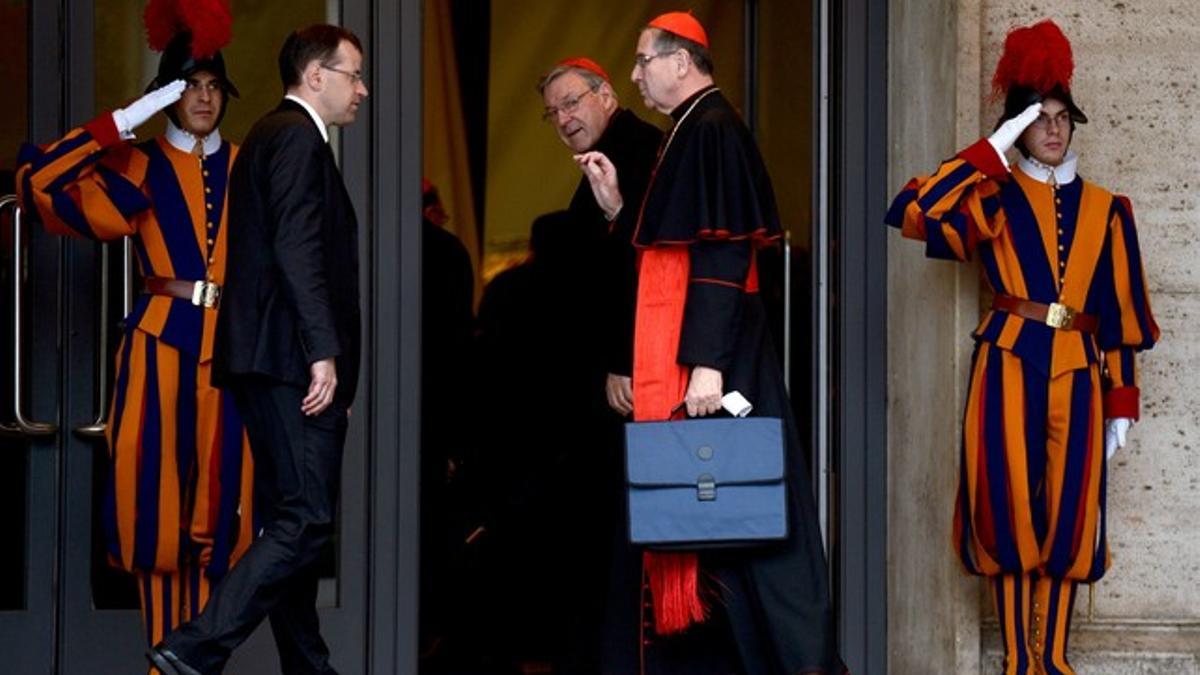 Dos cardenales llegan a la reunión de este viernes en el Vaticano.