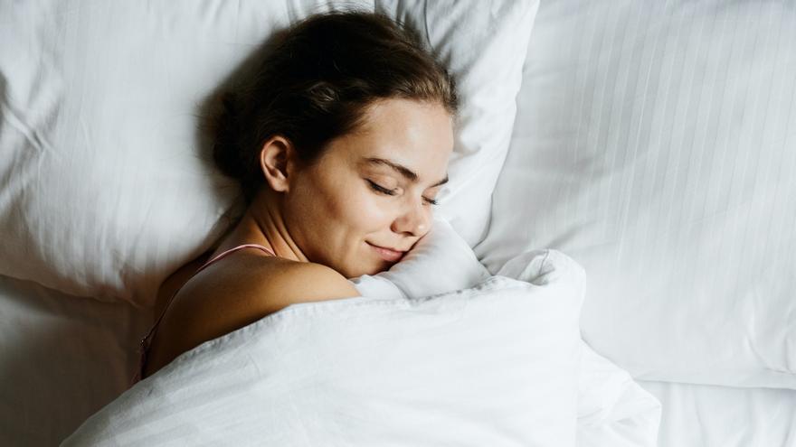 Pateixes insomni premenstrual o durant la regla? Descobrim com afecta la menstruació a la son