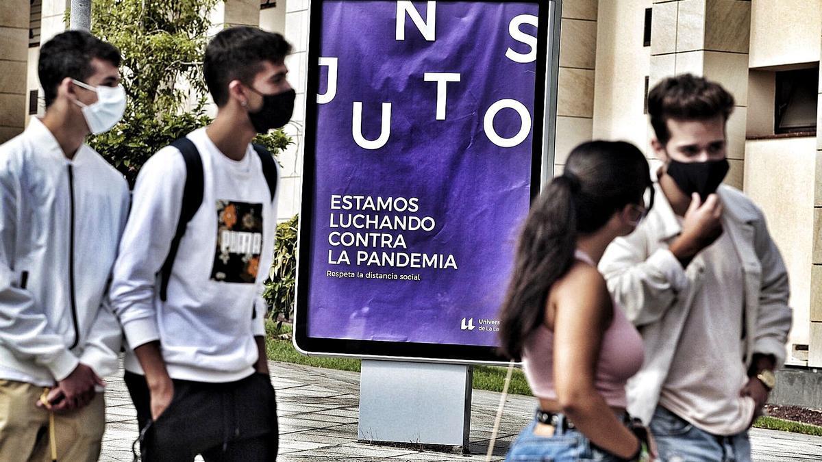 Jóvenes estudiantes de la Universidad de La Laguna, en el Campues de Guajara durante el inicio del curso actual.