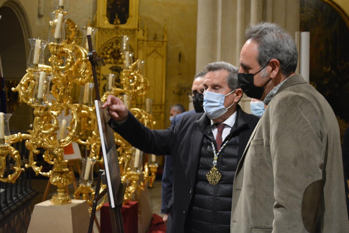 El hermano mayor, Emilio Martínez, explica detalles del futuro paso al edil Manuel Jiménez