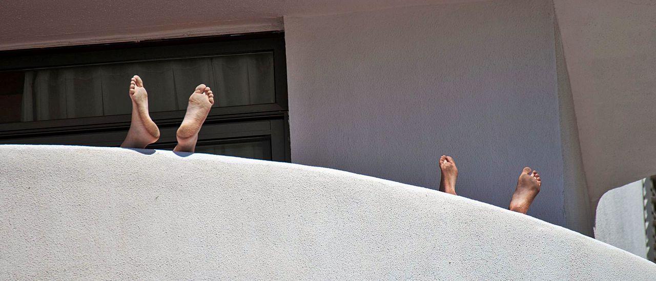 Dos estudiantes alojados en el hotel Palma Bellver del paseo Marítimo se relajan en la terraza de su habitación