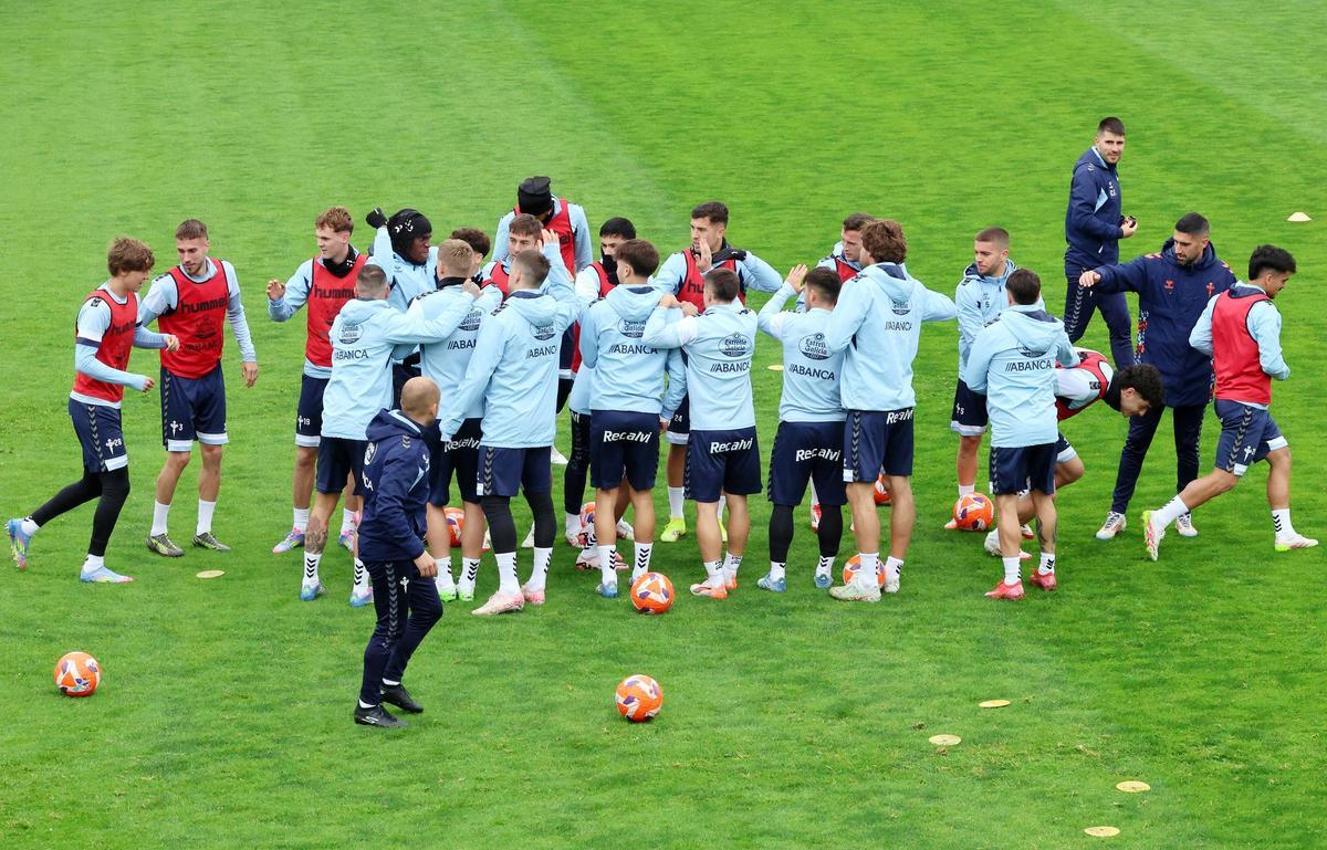 Los jugadores del Celta durante el entrenamiento de esta mañana en Afouteza