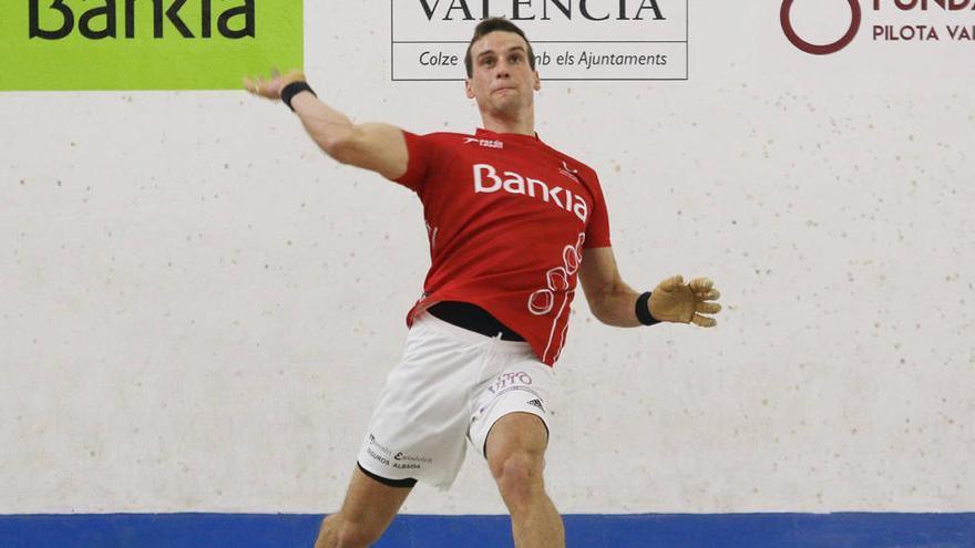 Jesús colpeja de volea en un moment de la partida disputada ahir a Massamagrell.