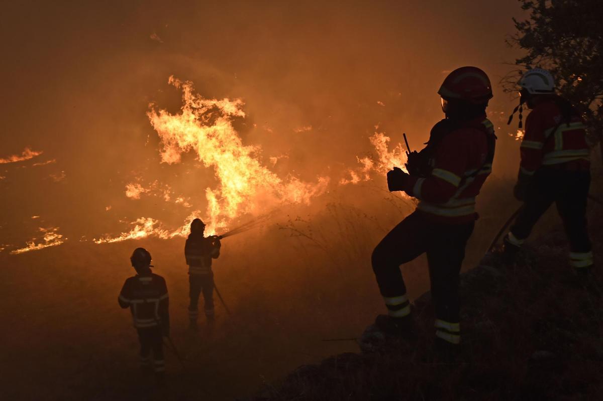 En la imagen de archivo, bomberos tratan de apagar un fuego en Vila Cortes do Mondego, Guarda, Portugal. EFE/EPA/NUNO ANDRÉ FERREIRA