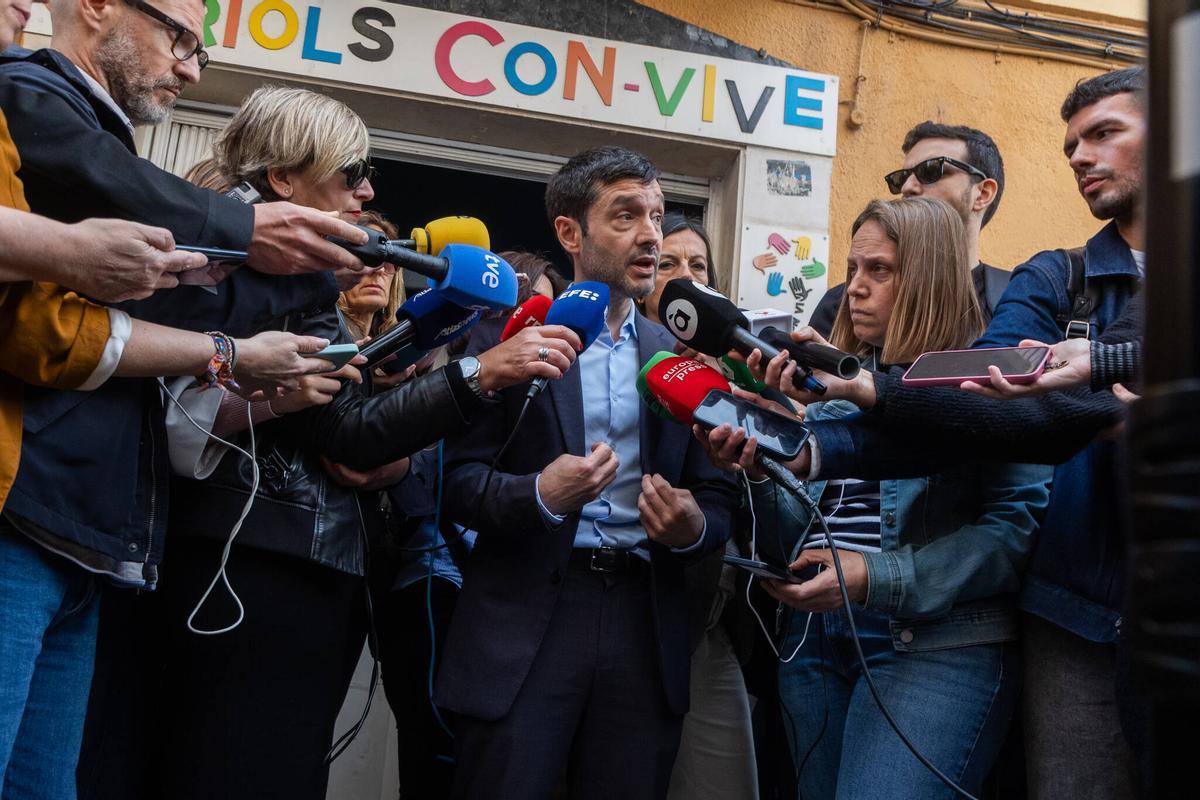 El ministro Bustinduy atiende a los medios en la puerta de Orriols Con-vive