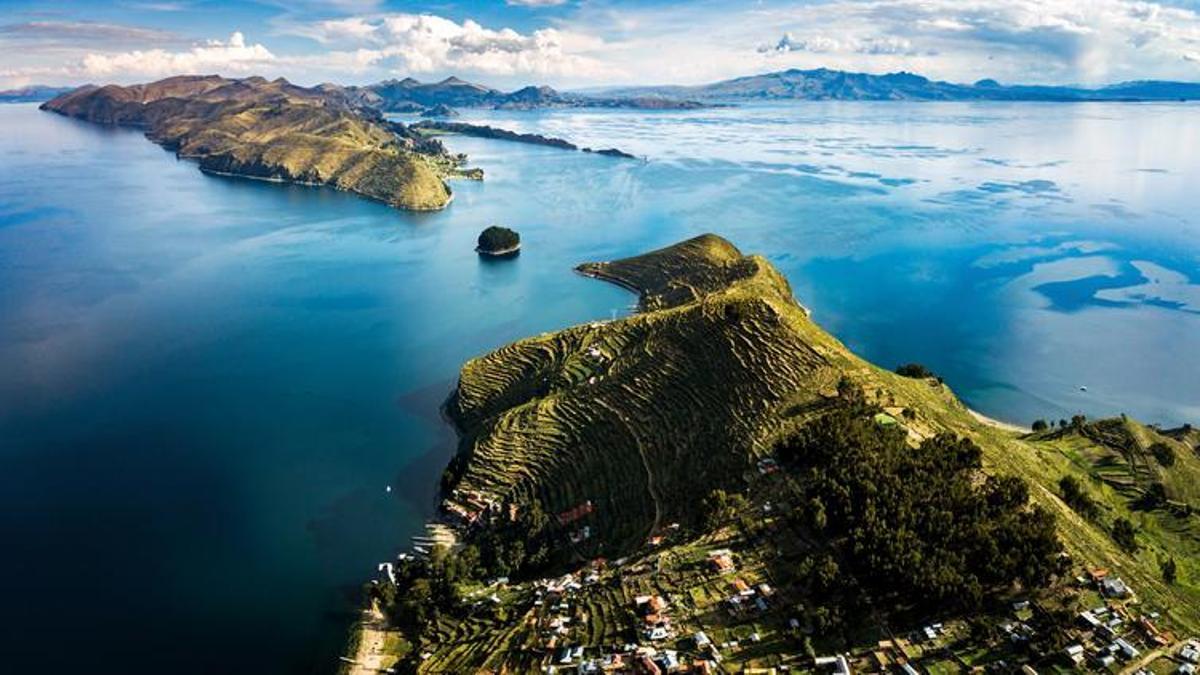 Islas en medio del enormel lago Titicaca, en Perú