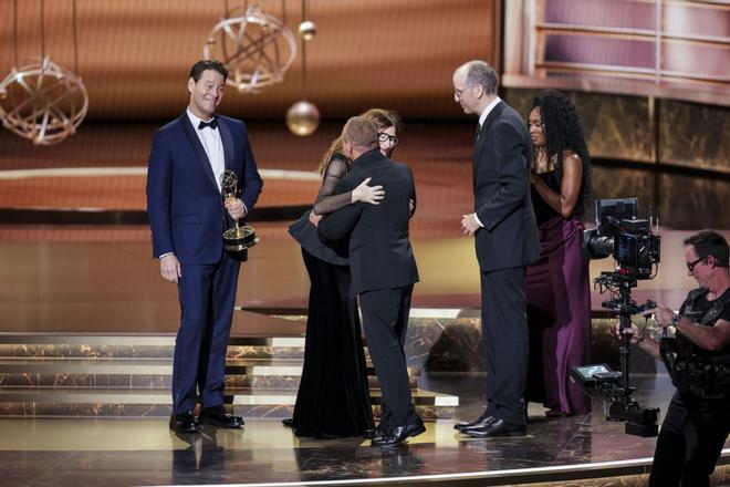 LOS ANGELES (United States), 15/09/2025.- Ike Barinholtz (L) and Kathryn Hahn (C) present Stephen Graham (C) and Jack Thorne (R) with the Emmy award for Outstanding Writing for a Limited or Anthology Series or Movie for Adolescence during the 77th annual Emmy Awards ceremony held at the Peacock Theater in Los Angeles, California, USA, 14 September 2025. The Emmys celebrate excellence in national primetime television programming. EFE/EPA/ALLISON DINNER