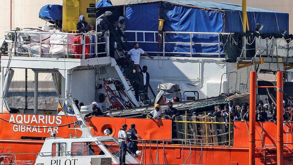 El Aquarius llega al puerto de Valencia con 106 inmigrantes a bordo.