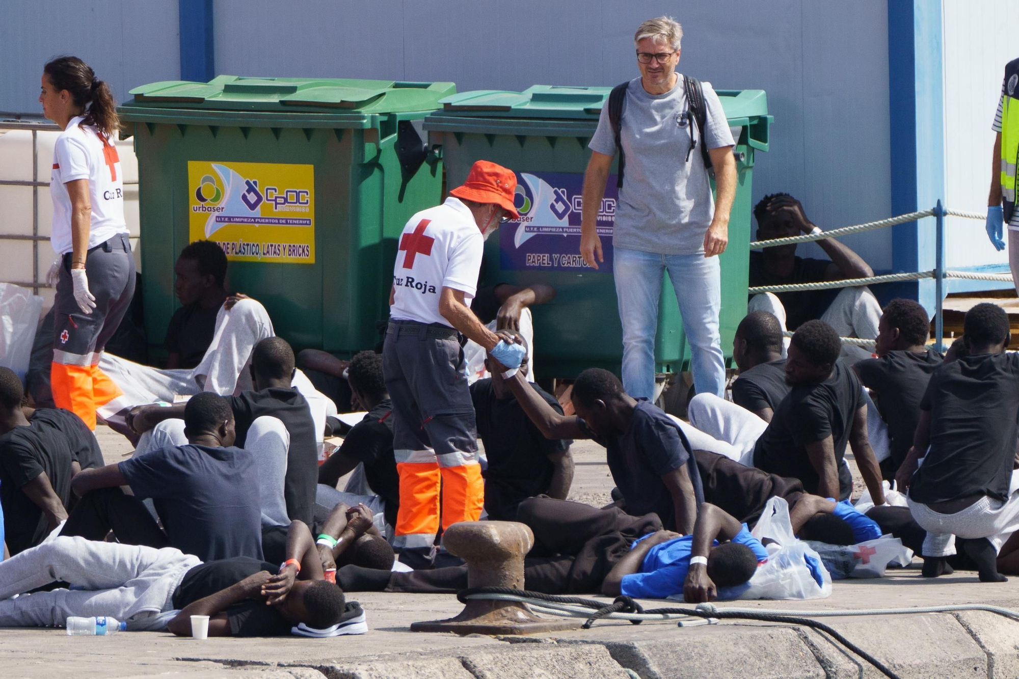 A cayuco arrives this Sunday in Tenerife with 65 people, one of them deceased