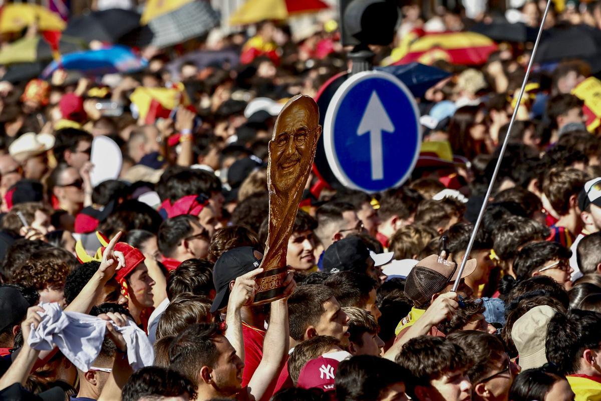 Cientos de aficionados españoles abarrotan la plaza de Cibeles