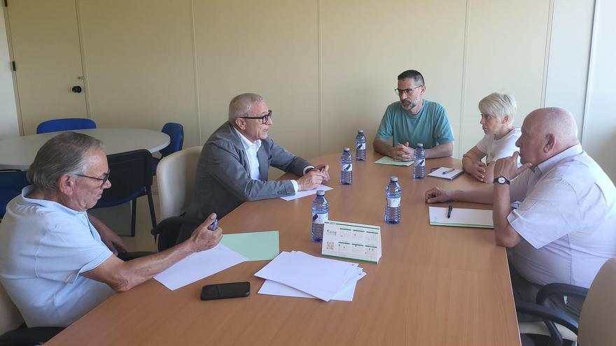 El gerente del Área Sanitaria de Vigo, Javier Puente, con los alcaldes de Pazos y Fornelos durante la reunión.