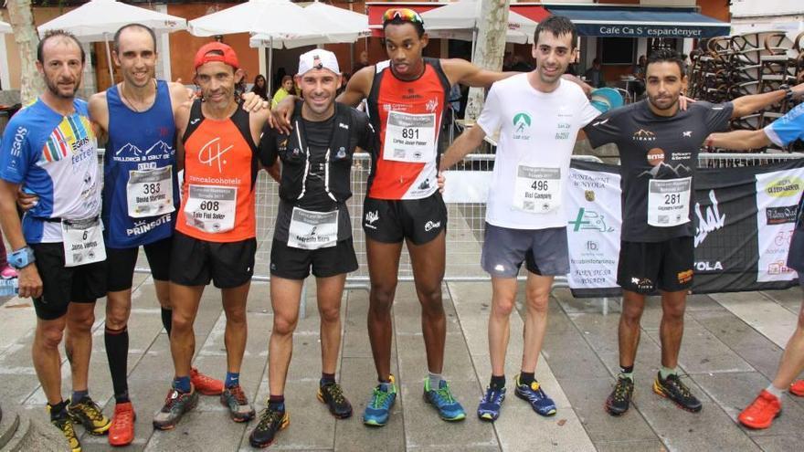 Los primeros clasificados en categoría masculina posan tras la prueba.