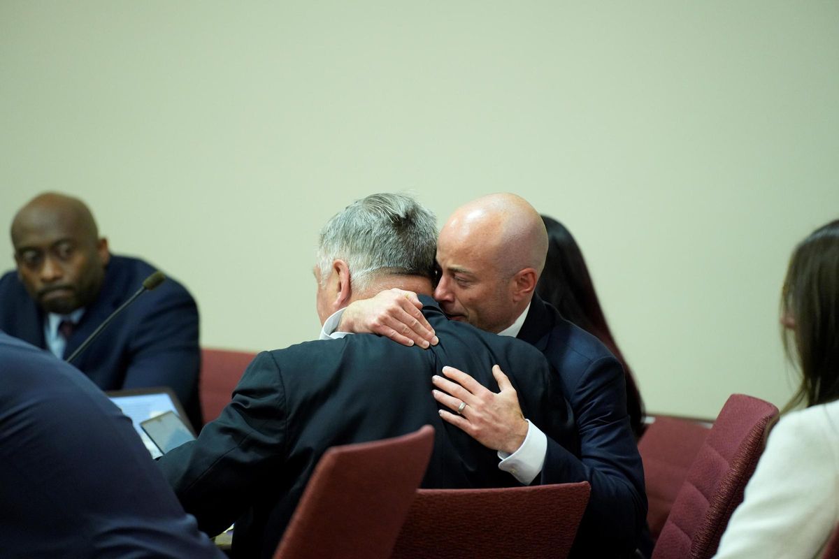 Alec Baldwin rompe a llorar tras desestimarse el juicio por homicidio involuntario