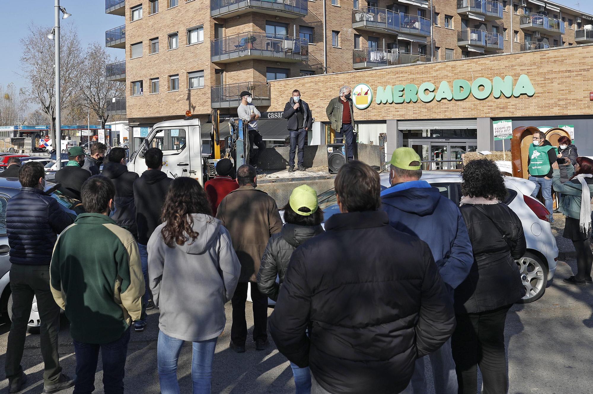 Un centenar de ramaders protesten a Girona per exigir «un preu més just» de la llet