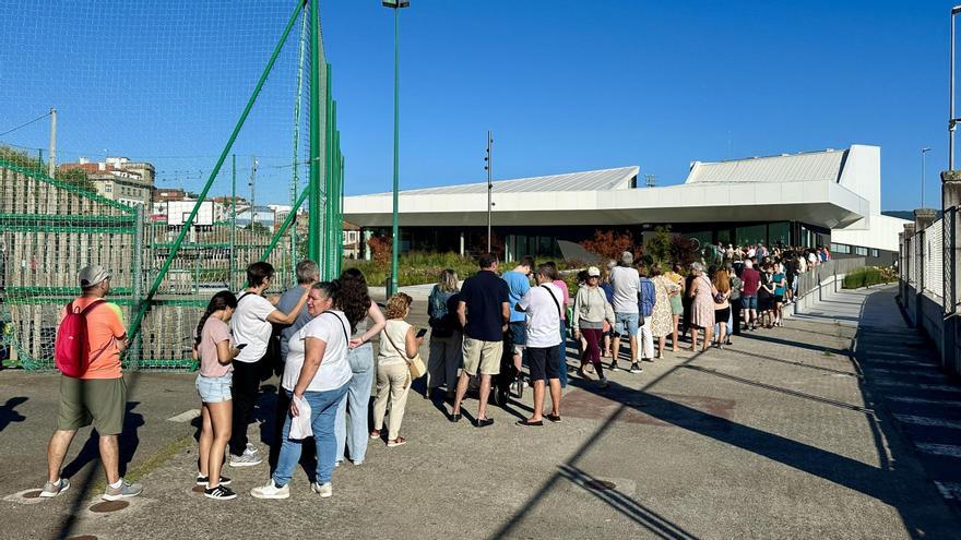 Largas colas en Marín para conseguir las mil gafas gratuitas con las que ver el eclipse
