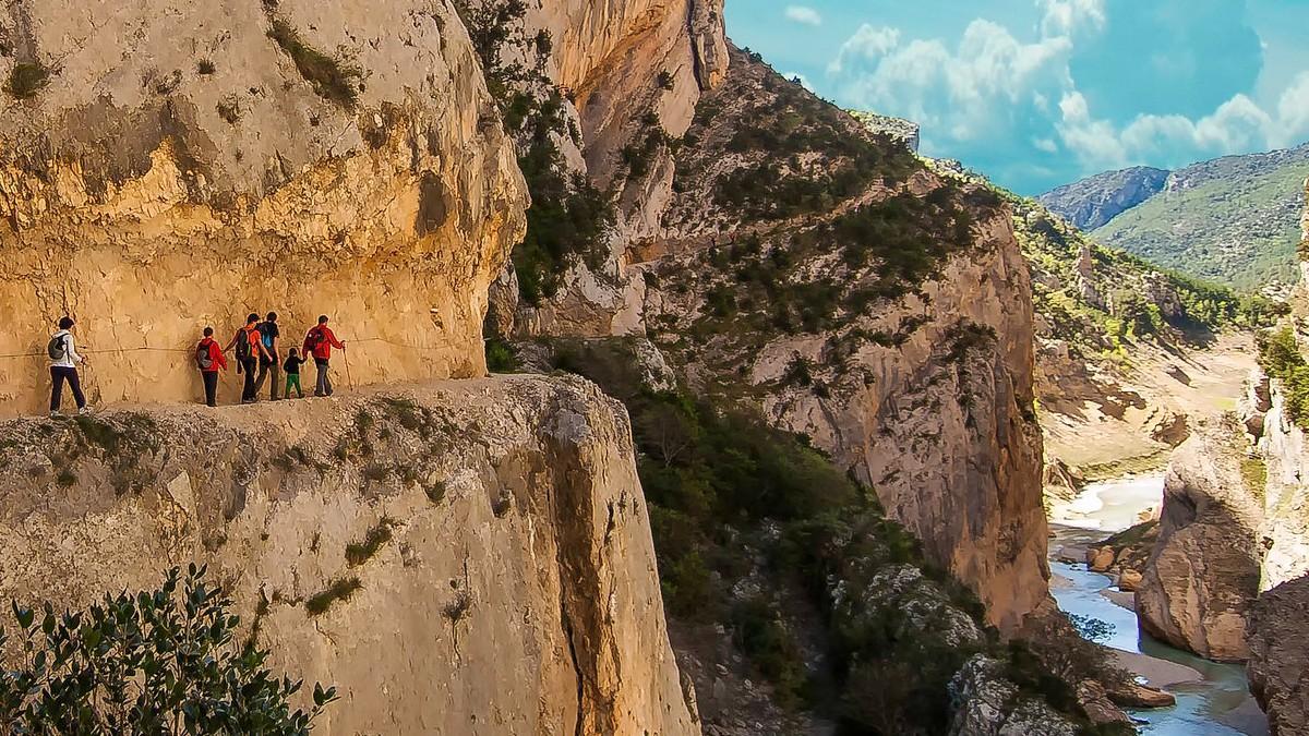 Varias personas caminan por el Congost de Mont-Rebei.