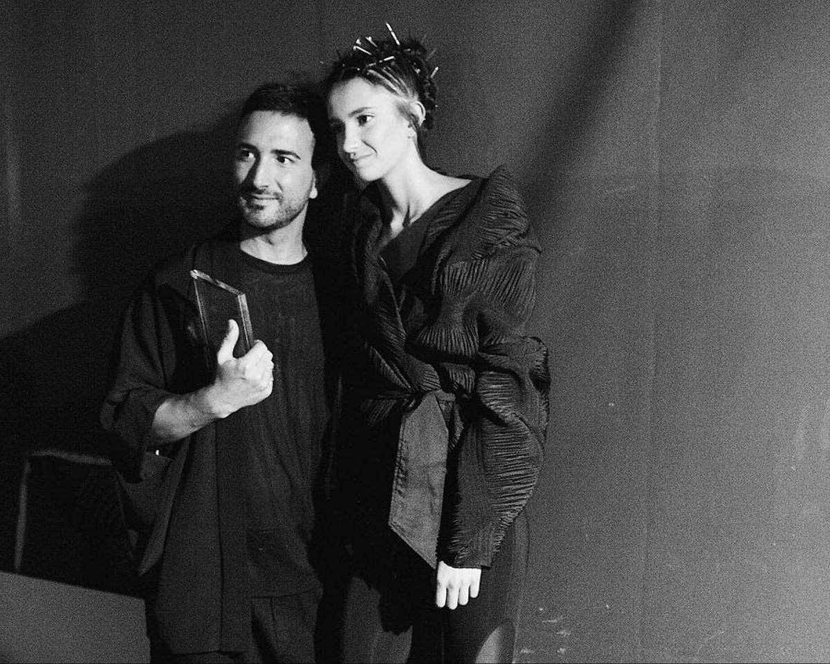 El peluquero Óscar Coello junto a la modelo que lleva el peinado con el que ganó el concurso.